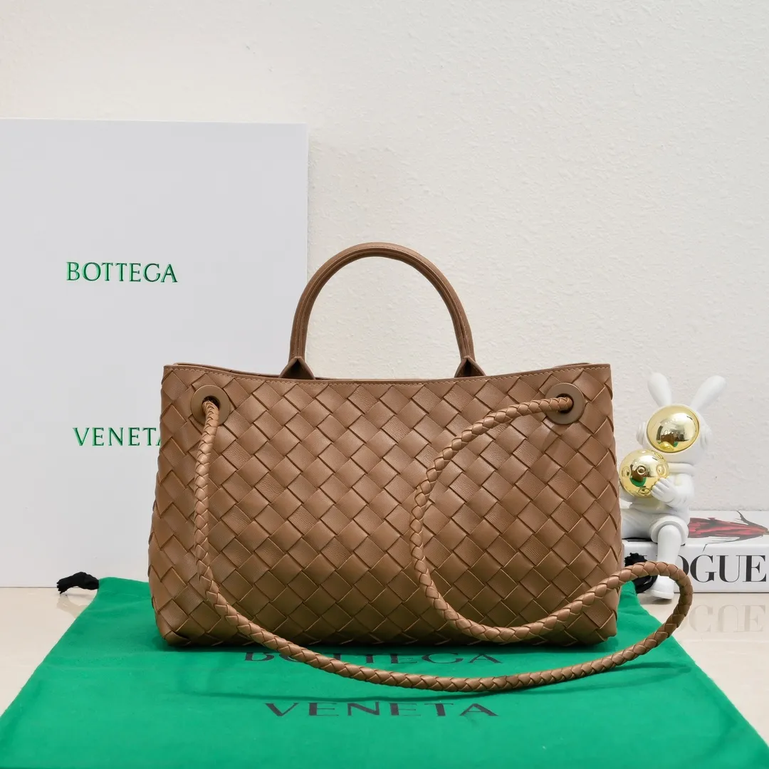 Batch 1960 #Bottega Veneta new horizontal Andiamo handbag, many stars have the same style 🎈 Classic full-body leather weaving with golden rope buckle, stable and chic enough [proud] The whole body is made of Nappa sheep leather, comfortable, soft and dynamic. The sliding metal rope buckle can adjust the shoulder strap, single shoulder / handbag / crossbody, multiple carrying methods, large bag capacity, suitable for commuting / daily / travel This bag is divided into small/medium/large sizes. There is always one that suits you, so take me with you🎀🎀 Size: 29x18x10 Model: 6463#